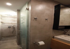 Shower, hair dryer, towels, soap - Emily in Athens - Central design awarded flat b/n Syntagma & Monastiraki (Athina)