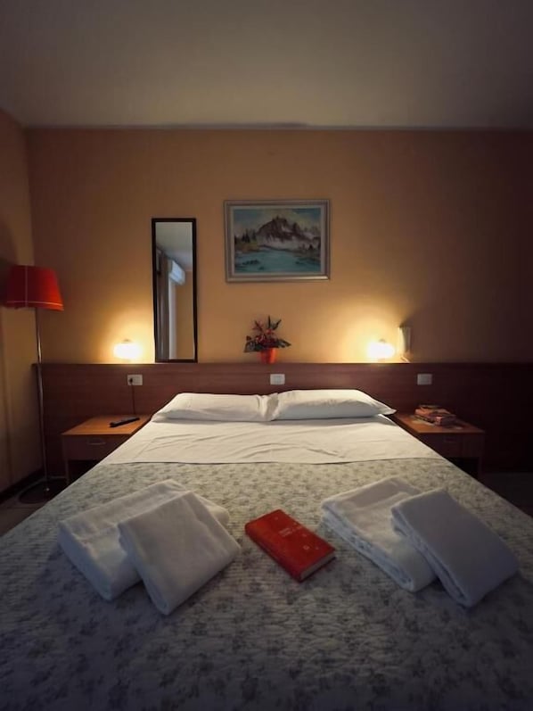 In-room safe, desk, blackout curtains - Albergo Trattoria Al Taj (Sevegliano)