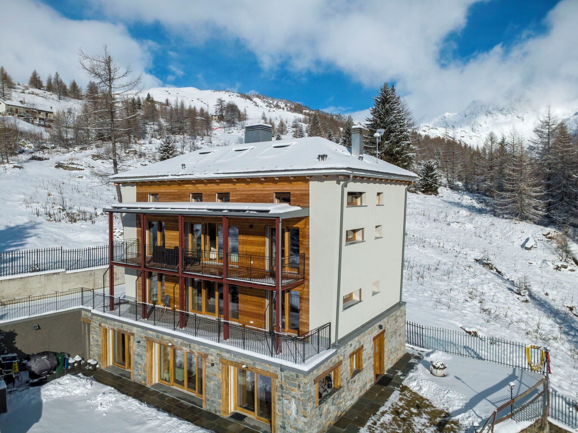 Wohnung, Urban Design, Balkon, Eigentumswohnung, Stuhl, Hotel, Zimmerpflanze, Küche & Esszimmer Tisch