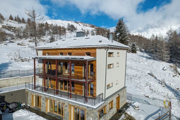 Wohnung, Urban Design, Balkon, Eigentumswohnung, Stuhl, Hotel, Zimmerpflanze, Küche & Esszimmer Tisch