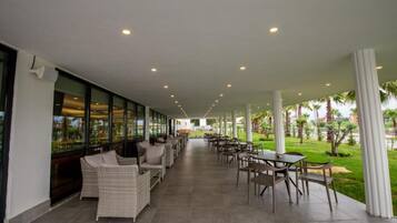 تناول الطعام بالخارج