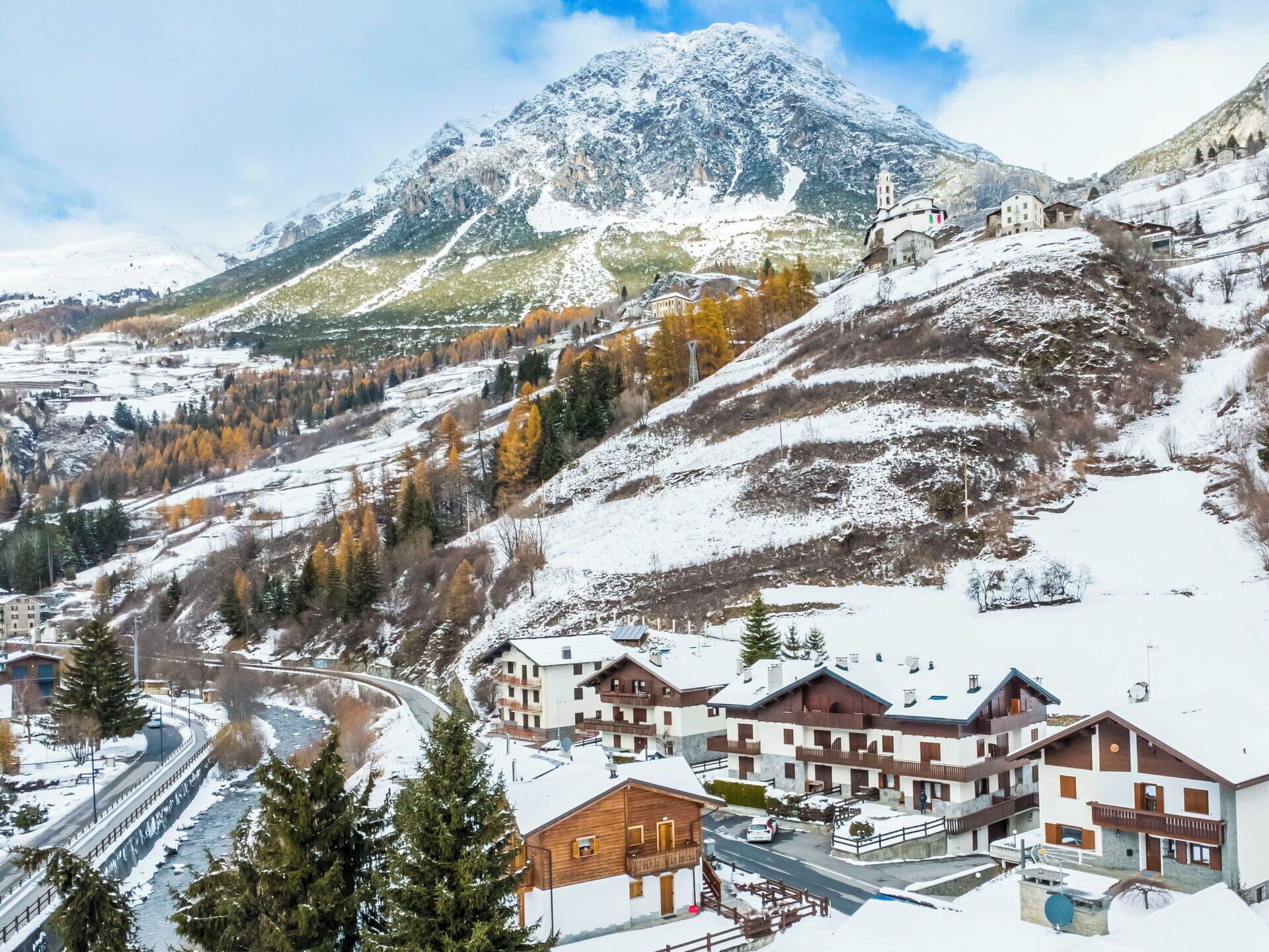 Wohnung, Urban Design, Balkon, Eigentumswohnung, Stuhl, Hotel, Zimmerpflanze, Küche & Esszimmer Tisch