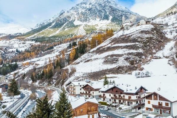 Wohnung, Urban Design, Balkon, Eigentumswohnung, Stuhl, Hotel, Zimmerpflanze, Küche & Esszimmer Tisch