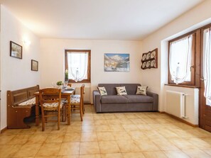 TV - Cosy apartment for 4 people with WIFI, TV and pets allowed (Isolaccia)