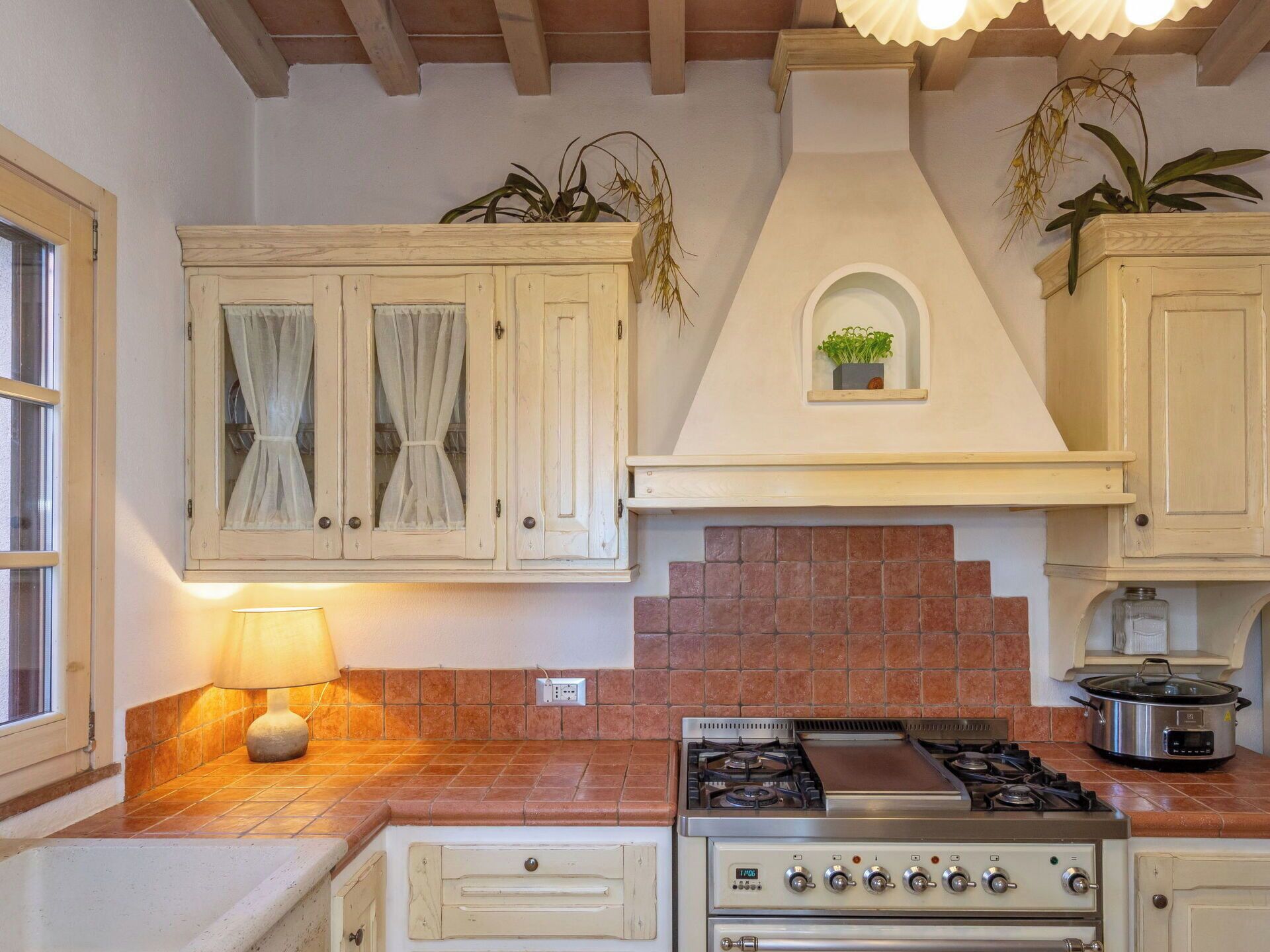 Mikrobølgeovn, oppvaskmaskin og høy barnestol