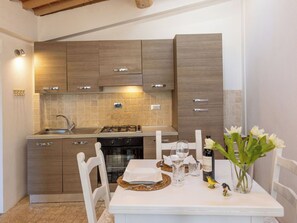 Oven, high chair - Lovely apartment in villa for 2 guests with WIFI, A/C, TV and patio (Guardistallo)