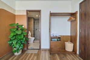 Een douche, een haardroger, een bidet, handdoeken