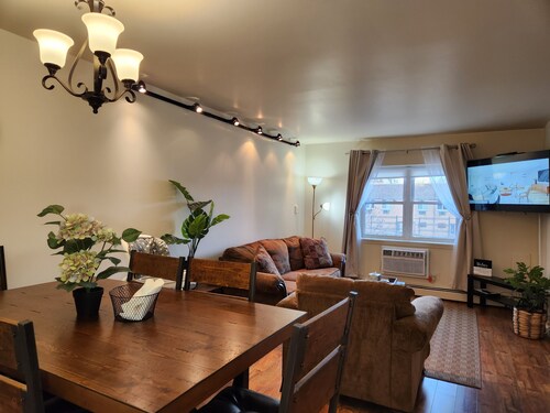 
Executive 3 Bedroom Suite Bronx near Hospitals & Manhattan,