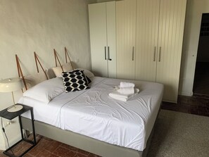 2 quartos, escrivaninha, ferros/tábuas de passar roupa, berço de viagem