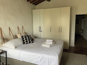 2 quartos, escrivaninha, ferros/tábuas de passar roupa, berço de viagem