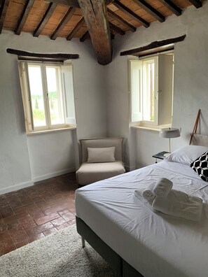 2 quartos, escrivaninha, ferros/tábuas de passar roupa, berço de viagem