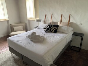 2 quartos, escrivaninha, ferros/tábuas de passar roupa, berço de viagem