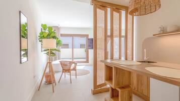 Quarto quádruplo standard, varanda | Cofres nos quartos, Wi-Fi de cortesia