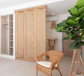Standard Quadruple Room, Patio | In-room safe, free WiFi - Reina Victoria Velázquez (Alicante)