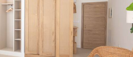 Chambre quadruple Standard, patio | Coffre-fort, accĂšs au Wi-Fi (inclus)