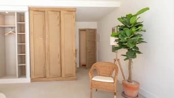 Quarto quádruplo standard, varanda | Cofres nos quartos, Wi-Fi de cortesia