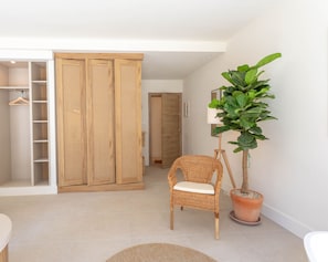 Quarto quádruplo standard, varanda | Cofres nos quartos, Wi-Fi de cortesia