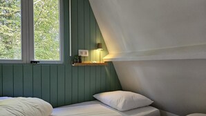 A bedroom with a bed, a window, and a shelf with a lamp. - Comfortable Chalet near Durbuy Center (Durbuy)