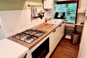 Micro-ondes, plaque de cuisson, lave-vaisselle, cafetière/bouilloire