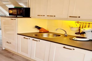 Microwave, stovetop, dishwasher, coffee/tea maker - Renovated Ardennes Chalet with Patio (Durbuy)
