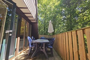 Outdoor dining - Renovated Ardennes Chalet with Patio (Durbuy)