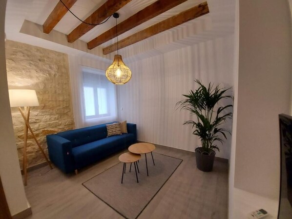 Apartamento Deluxe, balcón, vistas a la ciudad | Zona de estar | Una televisión