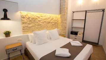 Apartamento luxo, sacada, vista para a cidade | Cofres nos quartos, quartos à prova de som, Wi-Fi de cortesia