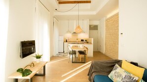 Un apartamento moderno con comedor, cocina y sala de estar.