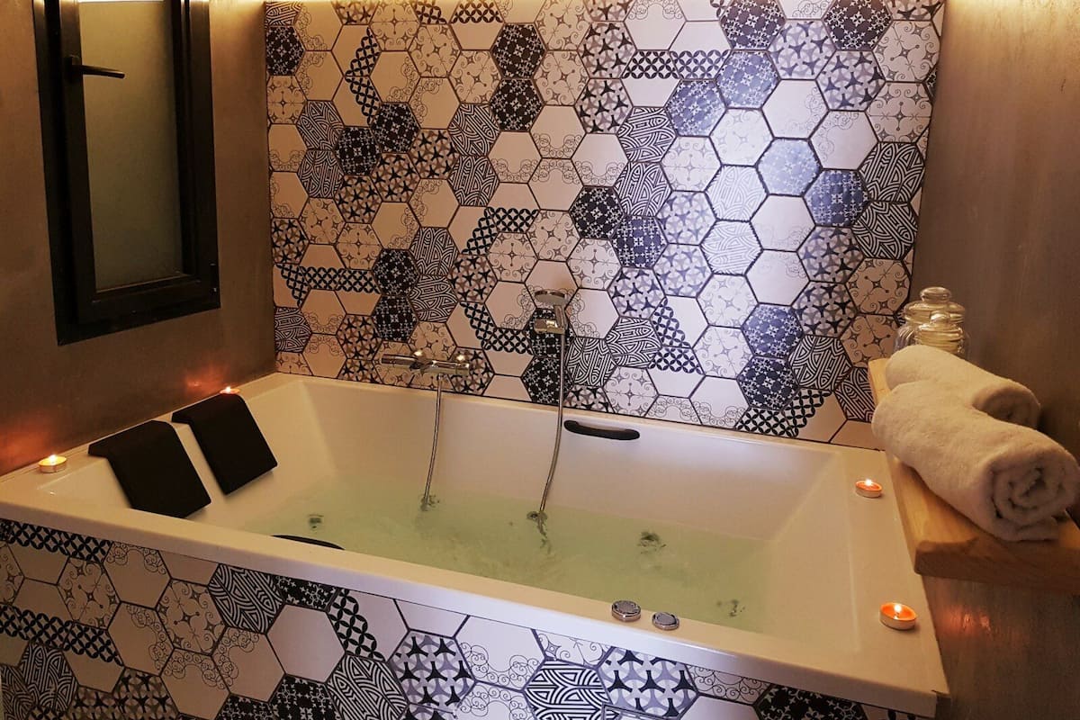 Superior Apartment, Balcony, City View | Bathroom | Towels