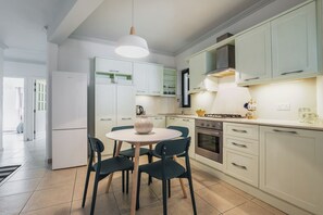 Apartment, 3 Bedrooms, Kitchen | Ruang makan