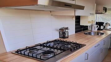 Micro-ondes, plaque de cuisson, lave-vaisselle, cafetiĂšre/bouilloire