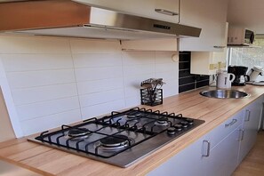 Micro-ondes, plaque de cuisson, lave-vaisselle, cafetière/bouilloire