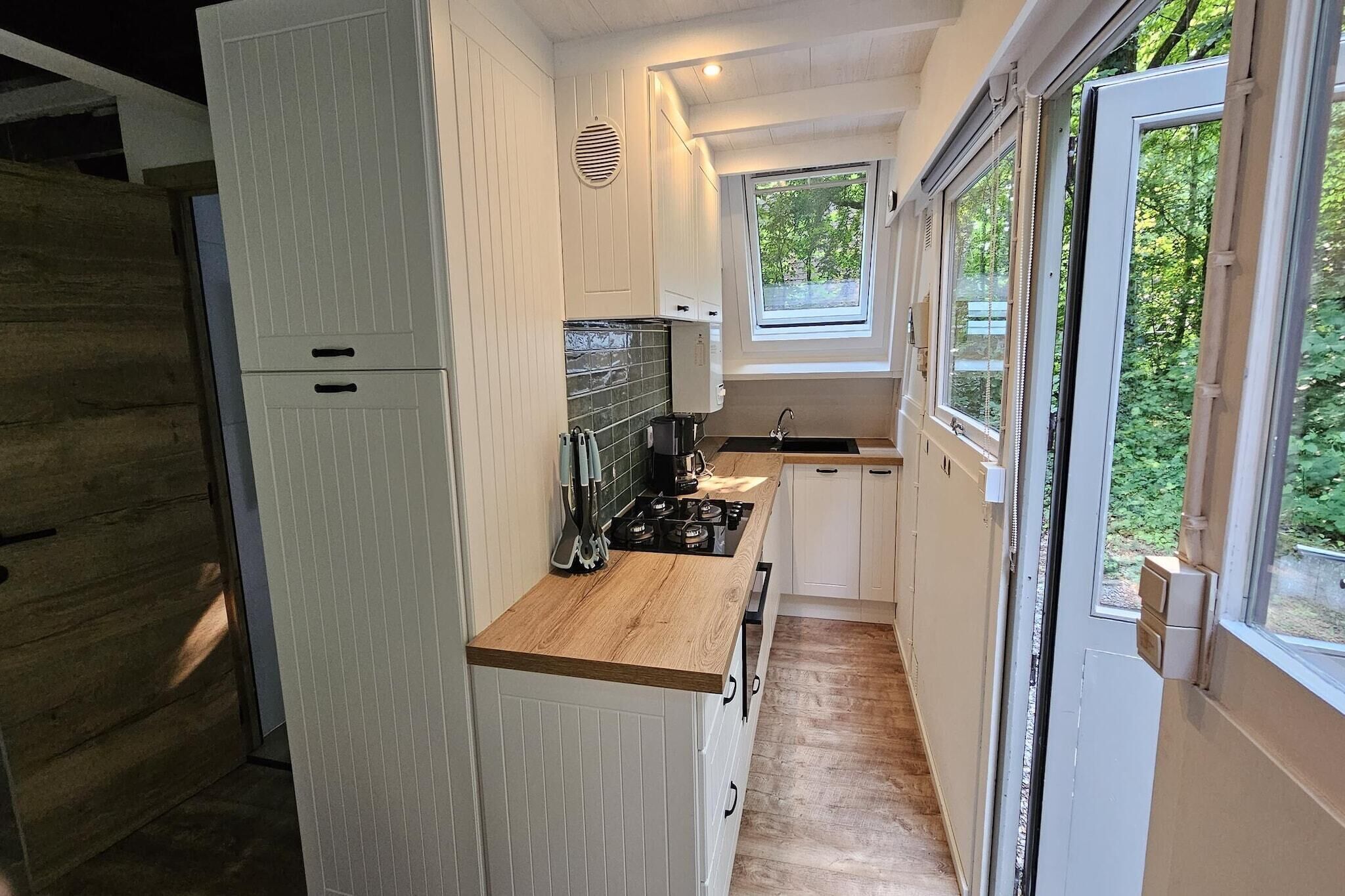 Micro-ondes, plaque de cuisson, lave-vaisselle, cafetière/bouilloire