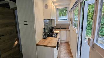 Micro-ondes, plaque de cuisson, lave-vaisselle, cafetiĂšre/bouilloire