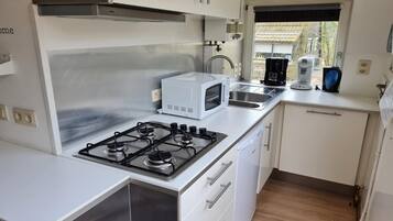 Micro-ondes, plaque de cuisson, lave-vaisselle, cafetiĂšre/bouilloire