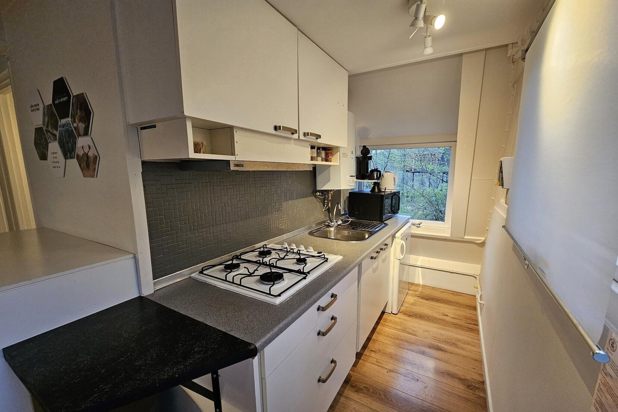 Réfrigérateur, micro-ondes, plaque de cuisson, cafetière/bouilloire