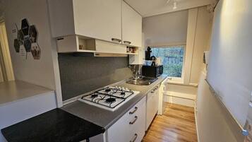 Réfrigérateur, micro-ondes, plaque de cuisson, cafetiÚre/bouilloire