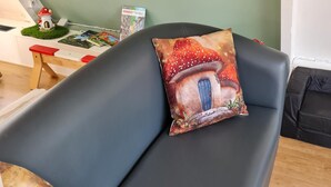 Un fauteuil de massage doté d’un coussin orné d’un motif de champignon.