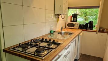 Réfrigérateur, micro-ondes, plaque de cuisson, cafetiÚre/bouilloire