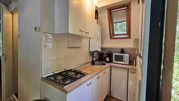 Réfrigérateur, micro-ondes, plaque de cuisson, cafetiÚre/bouilloire