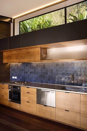 Réfrigérateur, grille-pain, batterie de cuisine, vaisselle et ustensiles