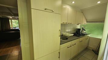 Micro-ondes, plaque de cuisson, cafetiĂšre/bouilloire