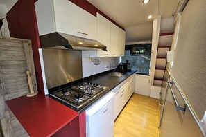 Fridge, microwave, stovetop, dishwasher - Chalet Hideaway in Durbuy Countryside (Durbuy)