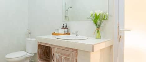 Dusche, kostenlose Toilettenartikel, Handtücher, Seife