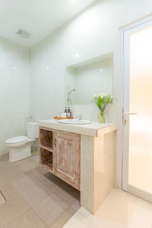 Shower, free toiletries, towels, soap - Kubu Ramah Suite Canggu (Canggu)