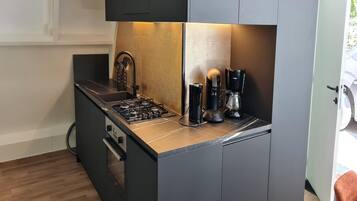 Micro-ondes, plaque de cuisson, lave-vaisselle, cafetiĂšre/bouilloire