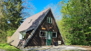 A triangular wooden cabin with a green door, two windows, and a sign that reads "Acre." - Tranquil Countryside Stay in Durbuy (Durbuy)