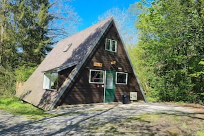 A triangular wooden cabin with a green door, two windows, and a sign that reads "Acre." - Tranquil Countryside Stay in Durbuy (Durbuy)