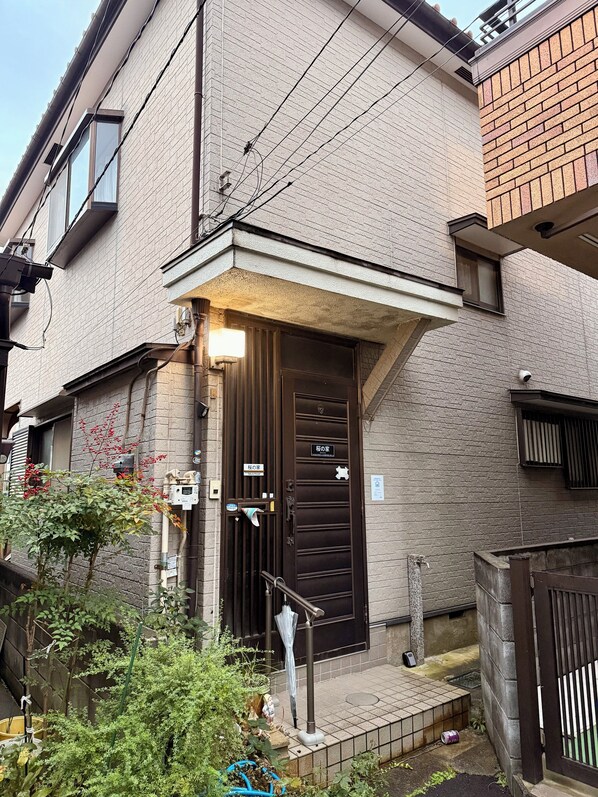 Vista frontal de la propiedad