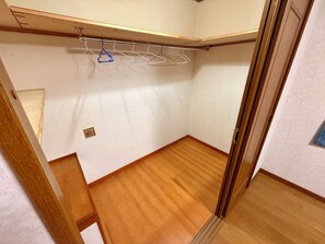 Habitación con 1 cama matrimonial o 2 individuales, vista a la ciudad | Escritorio y wifi gratis 